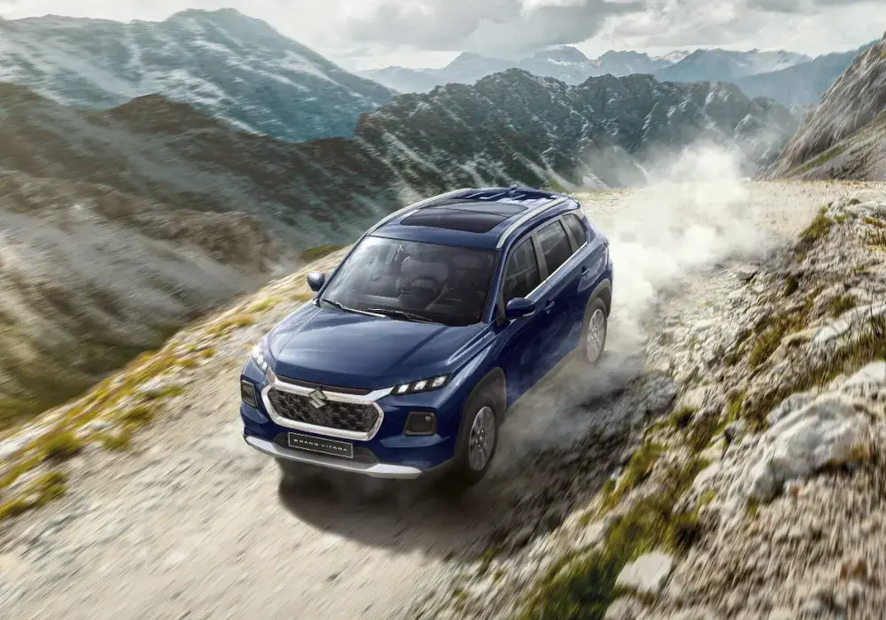 Suzuki All New Grand Vitara azul con tracción AllGrip conduciendo por un camino de montaña.