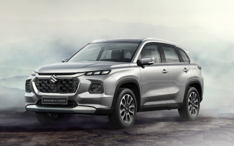Suzuki All New Grand Vitara Smart Hybrid gris con neblina de fondo