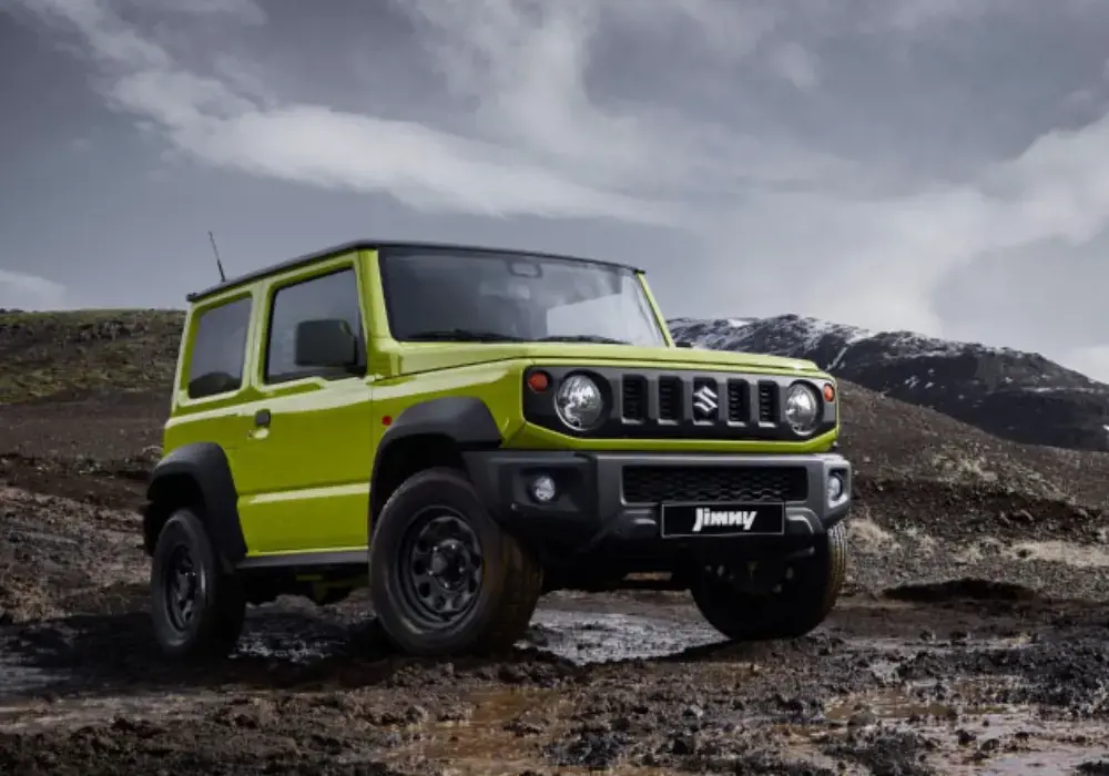 Suzuki Jimny verde, un todoterreno compacto.
